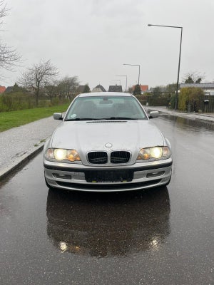 BMW 318i, 1,9 aut., Benzin, 1999, 4-dørs, 16" alufælge, NYSYNET 05.04.24
Sidste reg nr ZX32298
Km-ta