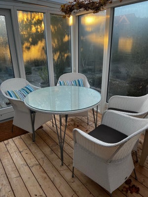 Havemøbelsæt, Plastik, Hvidt havesæt i plastik flet med fire stole med puder og et rundt bord med gl