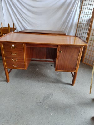 Skrivebord, b: 143 d: 79 h: 75, skrivebord med kilet kant 
mål bordpladen 143 / 130 cm 
se foto
