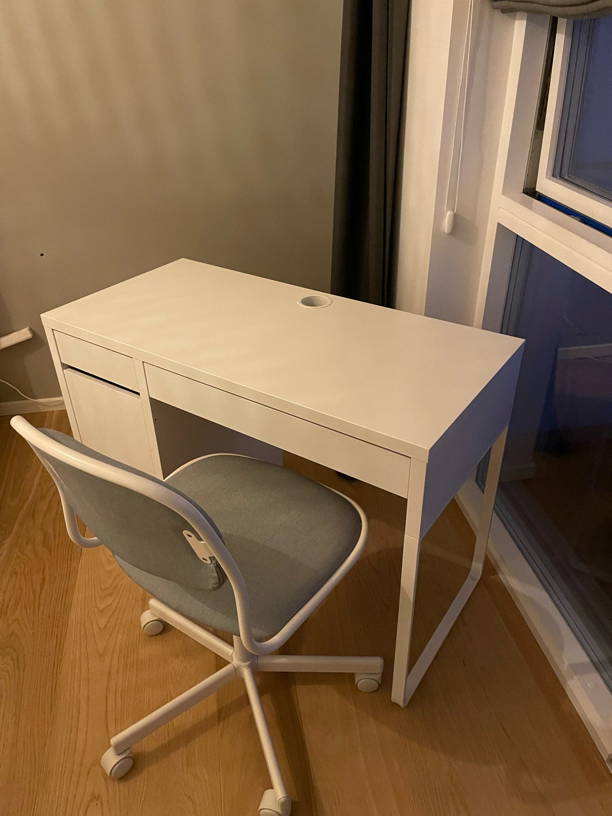 Skrivebord, IKEA, b: 105 d: 50 h: 75