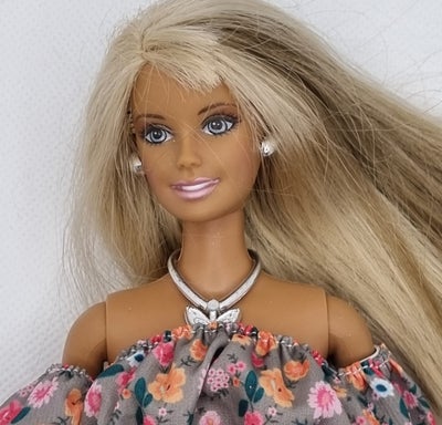 Barbie, Vintage, California girl Barbie med blomstret sommer sæt på. 

Jeg er samler og sælger af mi
