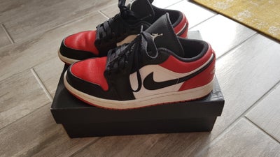 Sneakers, str. 40, Nike Air Jordan,  Næsten som ny, Næsten helt nye Air Jordan i sort, hvid og rød. 