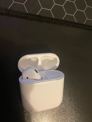 in-ear hovedtelefoner, Apple, Den ene mangler men case og AirPod virker fint 