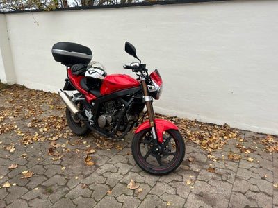 Hyosung, Gt 250 naked, 250 ccm, 2014, 6550 km, Rød, m.afgift, Her får du en fin motorcykel med hjelm