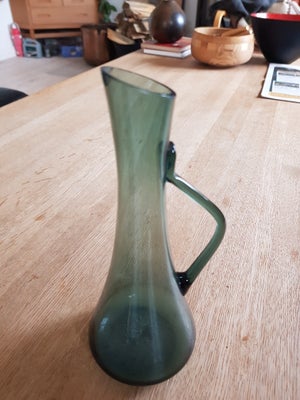 Glas, Retro vase, Elegant grøn glasvase fra 1950'erne . Vasen er fremstillet på dansk glasværk  og e