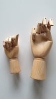 2 hænder med bevægelige fingre af træ