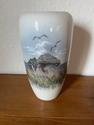 Porcelæn, Vase, Royal Copenhagen, Fin, gammel vase fra Royal Copenhagen med motiv af stendysse, nr. 
