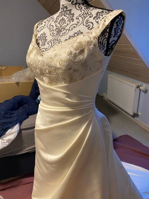 Brudekjole, str. 36, Næsten som ny, Flødefarvet kjole med små knapper langs ryggen, slæb og meget fi
