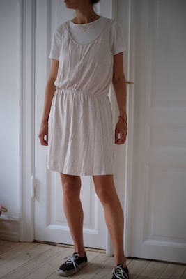 Anden kjole, H&M, str. M,  Beige,  Næsten som ny, Lækker kjole fra H&M i blød bomuld og med elastik 