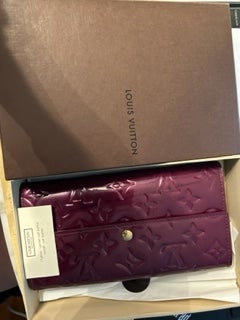 Pung, Louis Vuitton, Fin Portemonnai af Bordeaux Vernis Monogram Læder med Louis Vuitton Monogram tr