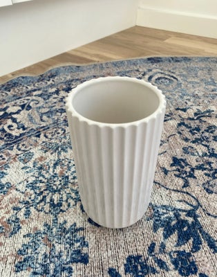 Vase, Vase, Lyngby, Hvid porcelænsvase fra Lyngby by Hilfling Design.
15,5 cm høj