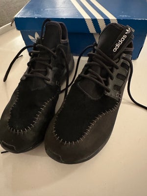 Sneakers, str. 44,5, Adidas,  Sort, Grå, Brun,  Næsten som ny, Adidas Tubular Moc Runner

Sølges da 