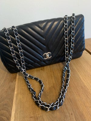 Crossbody, Chanel, andet materiale, Super smuk Chanel Surpique Jumbo chevron single flap bag. Kan bå