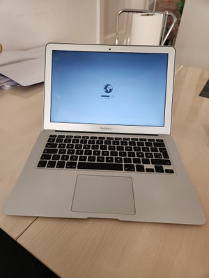 MacBook Air, 2012, 1,8 GHz, 4 GB ram, 250 GB harddisk, God, Medfølger dockingstation, trådløs tastat