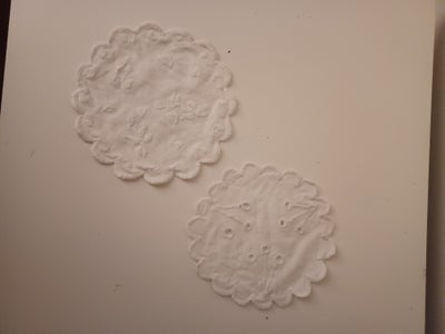Duge, 2 små søde vintageduge med mønster.
Måler 12 og 13 cm i diameter. 

Fra ikkeryger hjem, ej hel