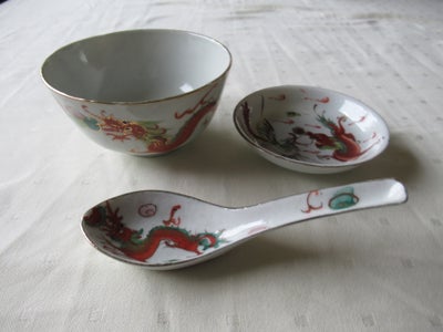 Porcelæn, kinesiske skåle, skeer, og tallerkener, med drager og fugl Phønix, En stor samling kinesis