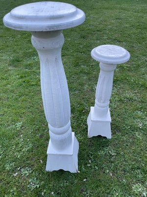 Pedestal, Træ Pedestal, 2 forskellige str.
1: 55cm høj og 20cm i diameter
2: 75cm høj og 20cm i diam