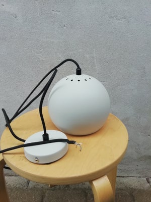 Pendel, Sælges 1 stk super flot ball lampe helt som ny.

Se mine andre annoncer