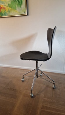 Arne Jacobsen, syver kontorstol, Fritz Hansen, skalstol med opr. org. understel og hjul uden armlæn 