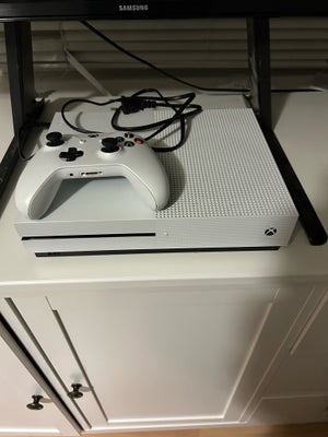 X box one. , Xbox One, X box one 
Dæksel til batteri mangler. 
Ellers fungerer den upåklageligt 
