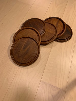 Runde teak tallerkner, 
6 runde "tallerkner" i massiv teak træ, diameteren er 24,5 cm og tykkelsen e