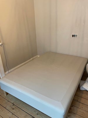 Dobbeltseng, Ikea Snarum, b: 140 l: 200 h: 25, 140x200cm seng 

Sælger seng pga. flytning.

Sengen e