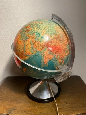 Globus, Med lys og forstørrelsesglas.