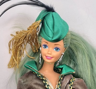 Barbie, OOAK, Barbie med rerootet grønt rainbow high hår. Hun er iført gone with the wind kjole, hat