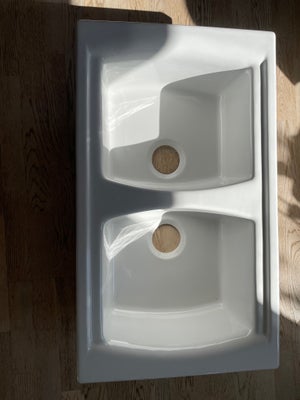 Porcelæns vask, Indusa, Giv et bud. Ubrugt dobbeltvask med afløb og vandlås.Perfekt stand. 85,5X50cm