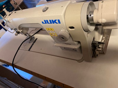 Symaskine, Stikkesting, Juki stikke sting 
Model DDL -8700
220 v 
Uden klip 
Med knæ løft 
Til fin o