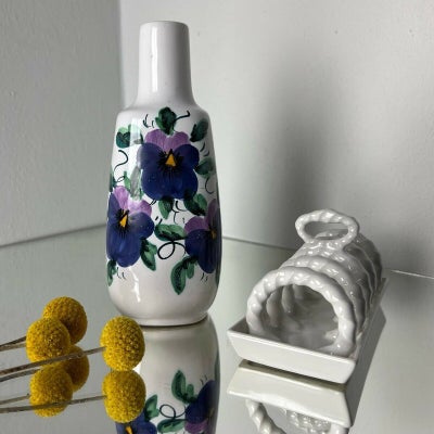 Vase, Vase og toastholder , Juelsminde, Skøn blomstret vase fra Juelsminde. 

Højde 18 cm 

Toasthol
