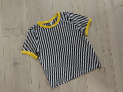 T-shirt, H&M, str. 36,  Hvid sort gul, Næsten som ny, Rigtig pæn og smart stribet T-shirt fra H&M

S