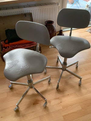 Andet, Vela, Vela 2 originale retro behandler/frisør stole i stål /grå skai og på hjul og justerbar 