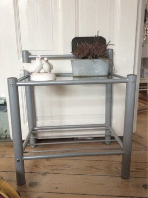 Sengebord, Sengebord/Sidebord i grå lakeret metal m. glasplade og hylde.
Målene er:
D. 35 cm.
H. 50 