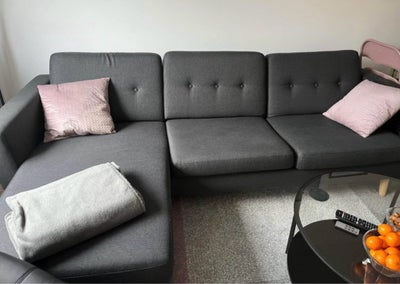 Sofa, 4 pers., Fin sofa med chaiselong.
Længde: 252 cm
Siddehøjde: 42 cm
Siddedybde: 67 cm incl rygp
