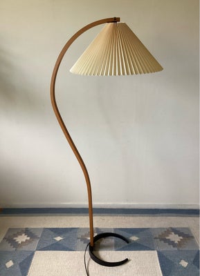 Caprani, Standerlampe, gulvlampe, Klassisk 1970’erne lampe af Mads Caprani.
Dansk design produceret 