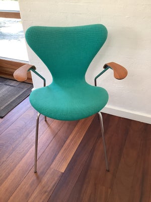 Arne Jacobsen, stol, 7-er stol, Med armlæn. Fast i ryg. Farve grøn