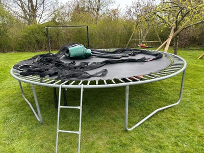 Trampolin, Stor trampolin. Selve trampolin er ok men sikkerhedsnet skal repareres/fornys. Kan afhent