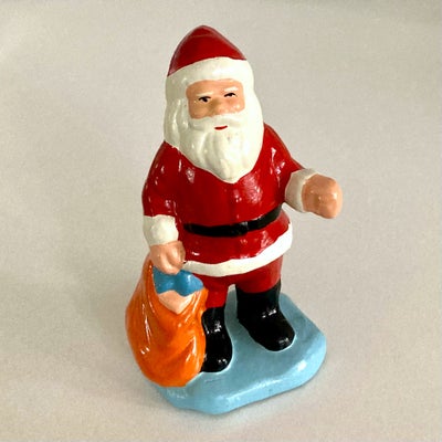 Keramik Julemand med Gavesæk, En fin ældre julefigur i glaseret keramik af en julemand med julesæk -