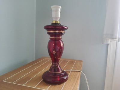 Lampe, Ældre vinrød glaslampe
32 cm. Høj Med fatning