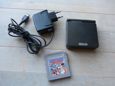 Nintendo Gameboy advance SP, AGS-001, gammel håndholdt spil

Spil: Dr. Mario 
Strømforsyning

Kan af