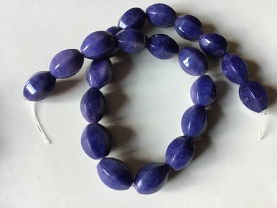 Perler, En hel streng SVAMPE KVARTS perler i en smuk mørkeblå farve. Perlerne er let kantede og de e