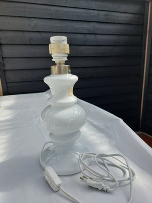 Lampe, Holmegaard, Flot Holmegaardslampe
Højde ca 32 cm til fatning. Højere med pære
Det er ikke en 