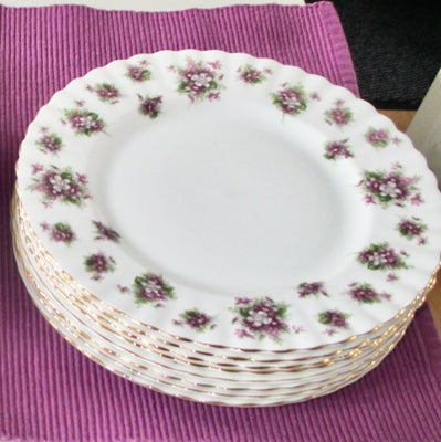 Porcelæn, Tallerkener 21 cm, Sweet Violets, Royal Albert, Markviol frokosttallerkener 21 cm. Står so