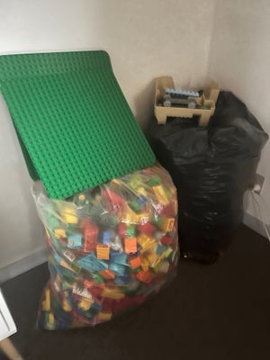 Lego Duplo, 2 affaldssække Lego duplo sælges  
Kommer fra røgfrit hjem.  
Der medfølger bla. 2 grønn