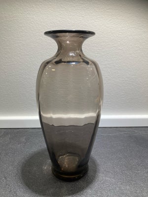 Holmegaard vase , Glas, 88 år gl., Meget smuk og velholdt Holmegaard vase fra 1936. Røgtopas. Ca 19 