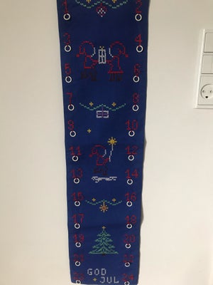 Retro julekalender, Broderet julekalender i traditionelle julefarver
Flot stand 
Ca 22x 84 cm