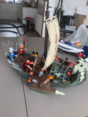 Playmobil, Masser af Playmobil 
Kæmpe sæt med blandt andet sørøver skib, masser af både, biler, figu