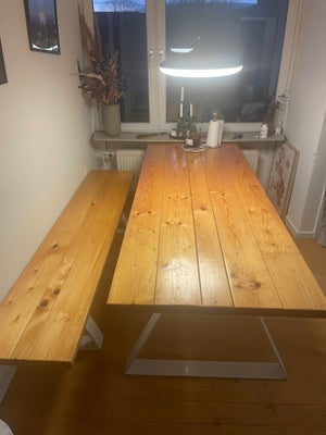Spisebord m/stole, Rigtig fint og stabilt bord med tilhørende bænk sælges. Obs. Bordet skal skilles 