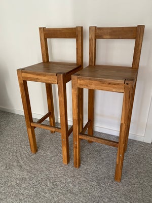 Barstol, 2 lækre barstole af træ med lille ryglæn -  ideelt til køkkenø eller cafe’bord.  De fejler 
